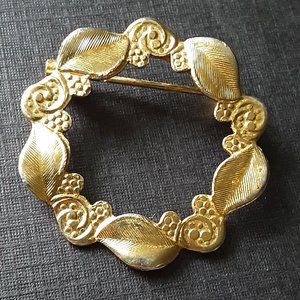 Vintage Wreath Pin Brooch Leaf Flower Gold Tone Metal  Round Circle